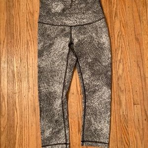 Lululemon Gray and Black Speckle Legging Size 8